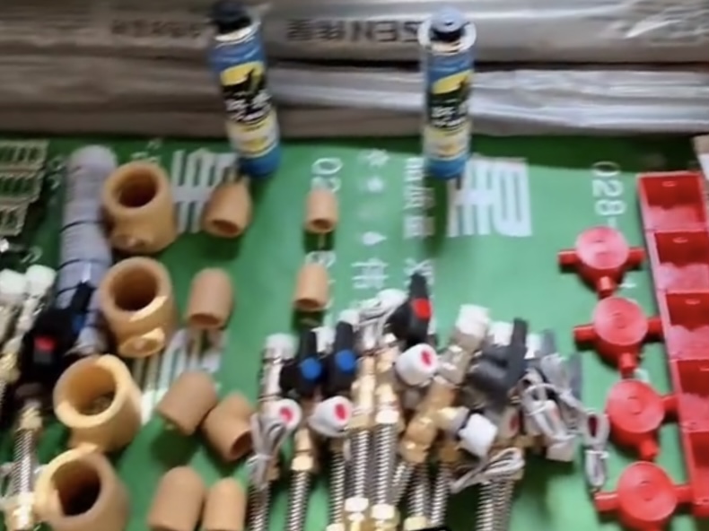 成都龙脉暖通中央空调地暖暖气片进场，设备材料按清单验收+壁厚实拍与现场定位照片
