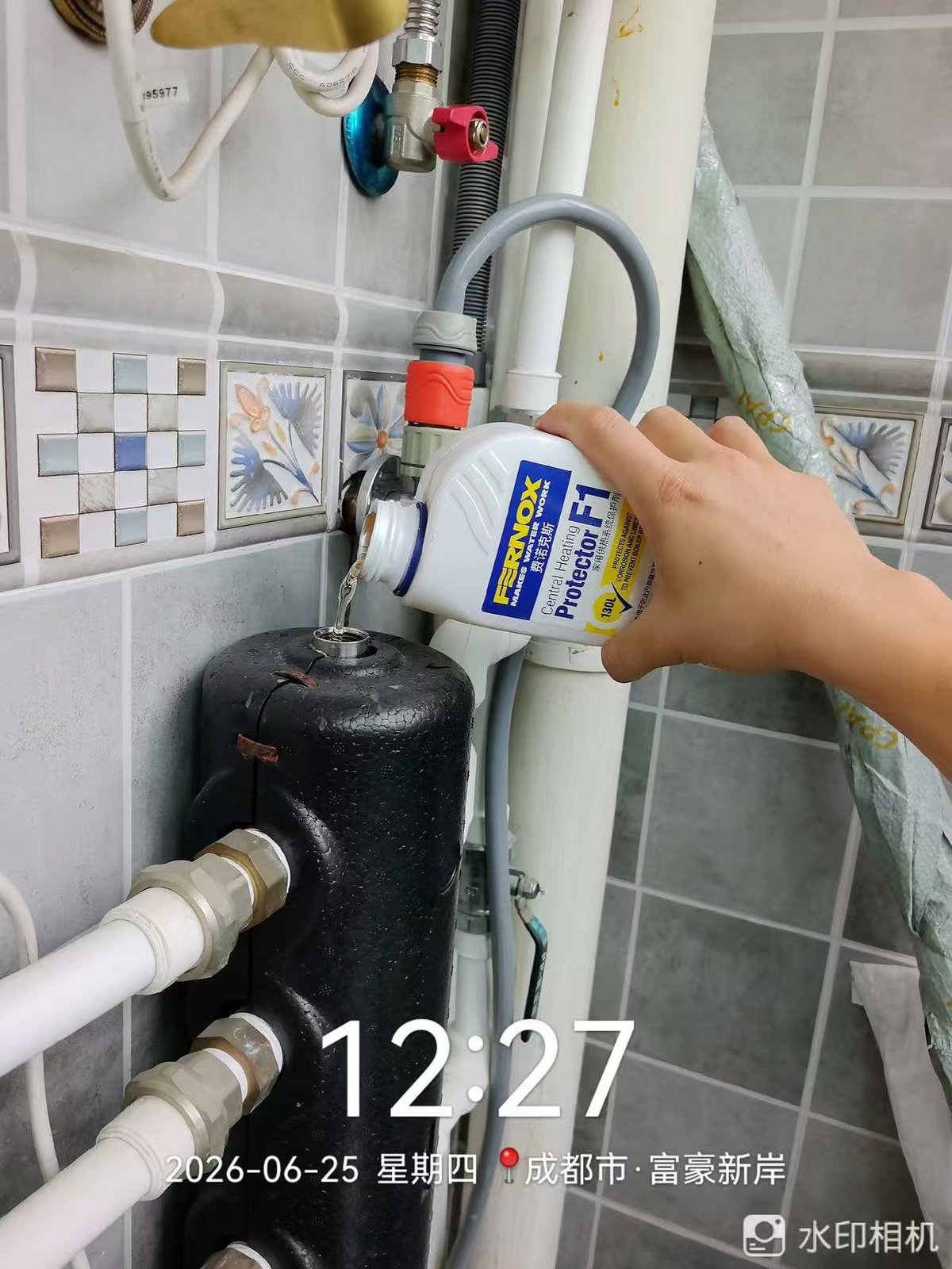 F1保护剂加注:龙脉暖通暖气片保养现场