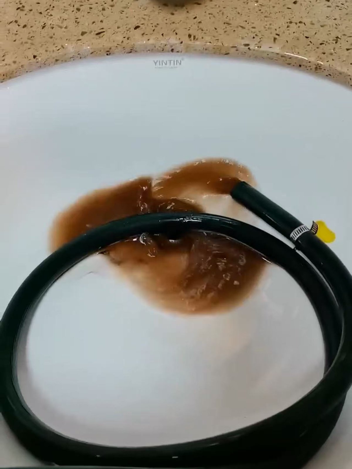 暖气片清洗前对照2:暖气片黑水原因