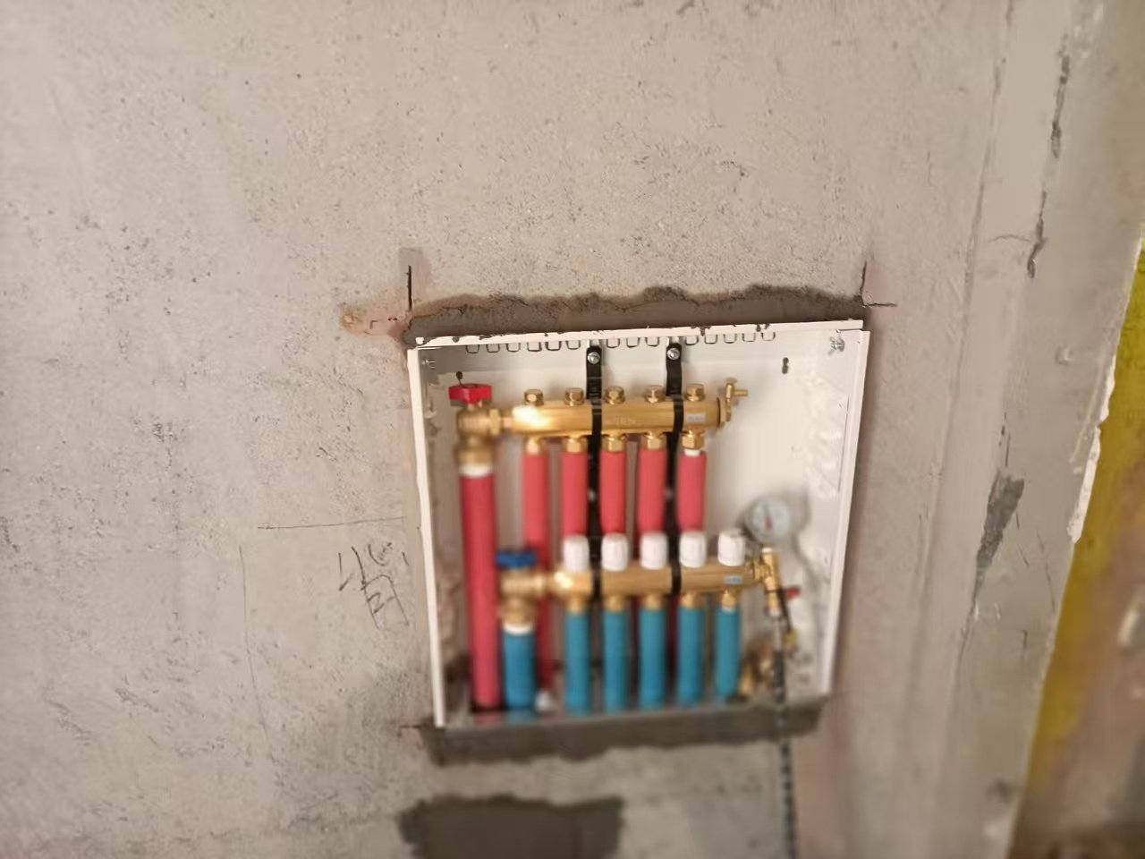 滨湖长滩花园X老师暗埋暖气片隐蔽工程11