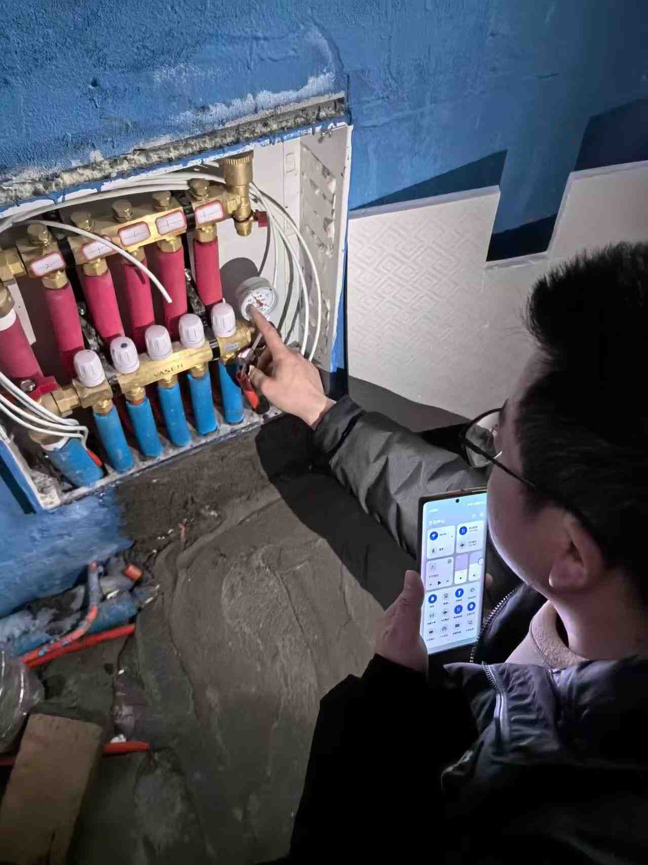 成都市新都区保利湖心岛220㎡瑞美双冷凝炉地暖分集水器安装实拍