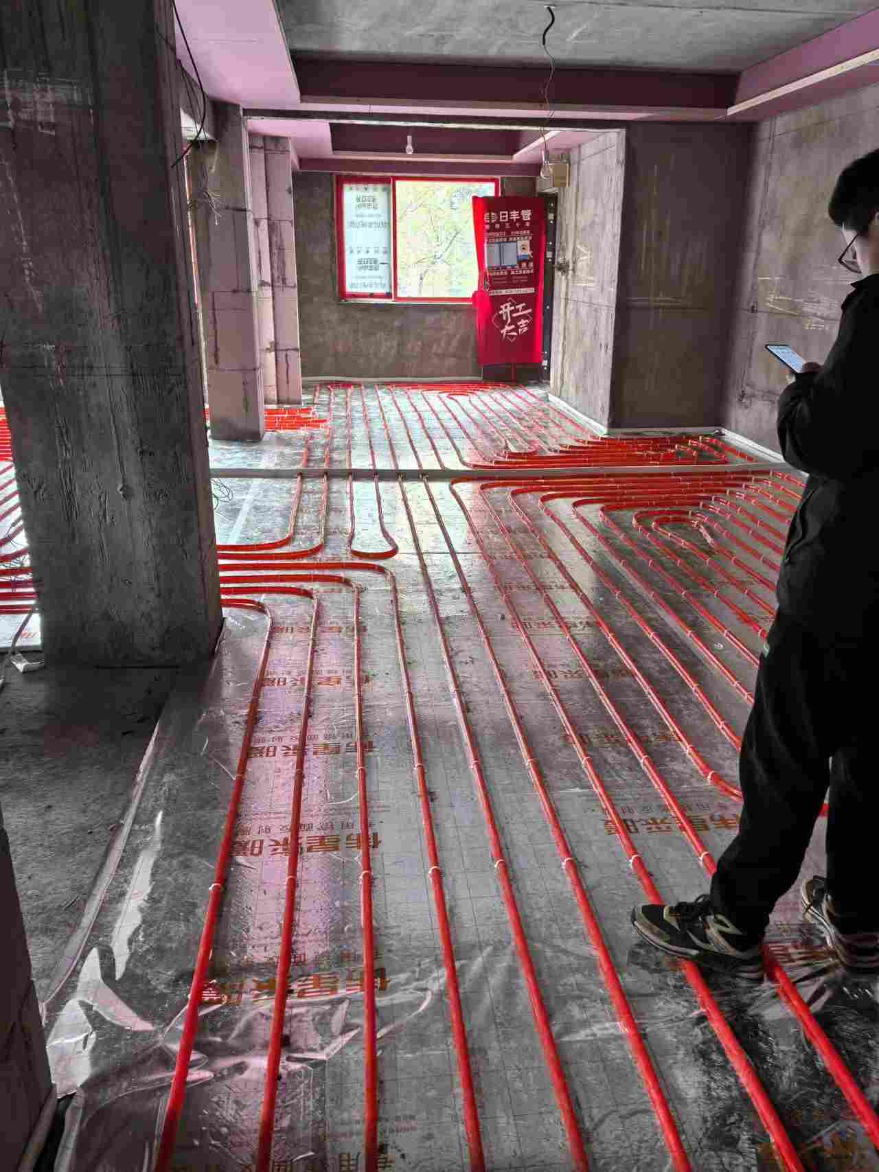 成都市新都区保利湖心岛220㎡瑞美双冷凝炉地暖盘管铺设实拍