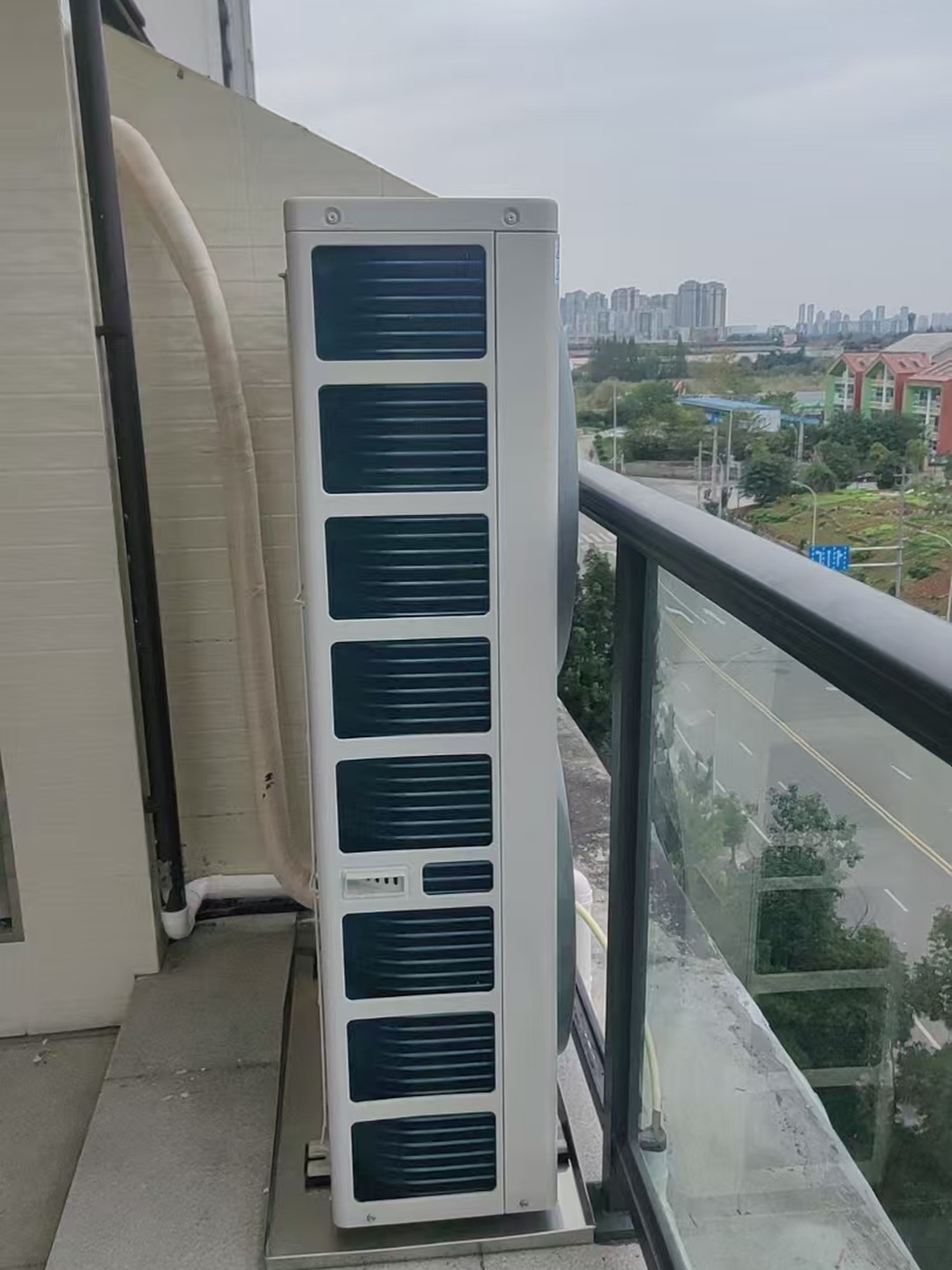 成都成华区保利珑堂里院苏老师日立尊睿无界空调外机安装实景