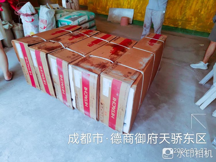 成都市双流区德商御府天骄H老师-多台日立中央空调室内机包装设备堆放