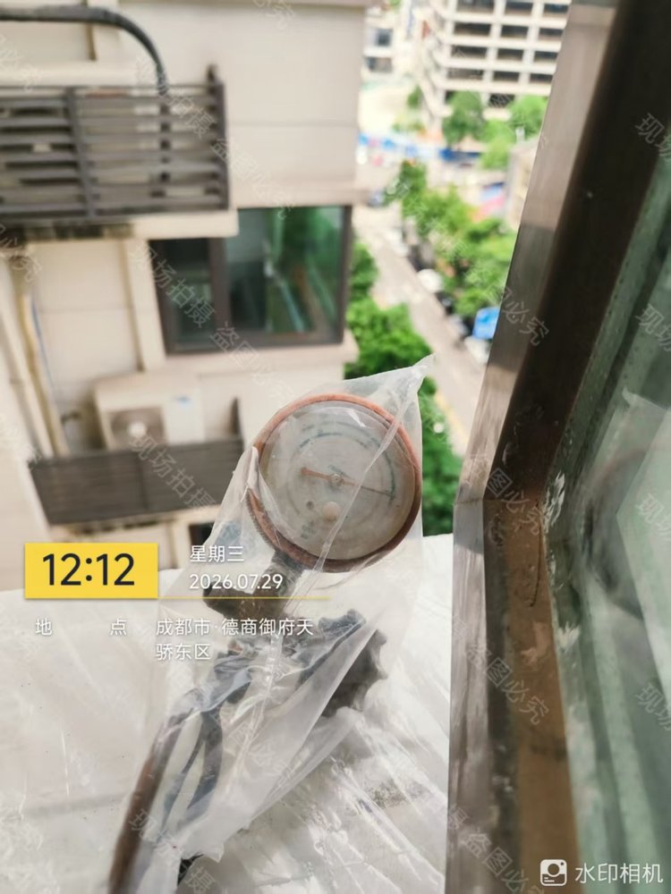 成都市双流区德商御府天骄H老师-窗外空调系统压力表拍摄