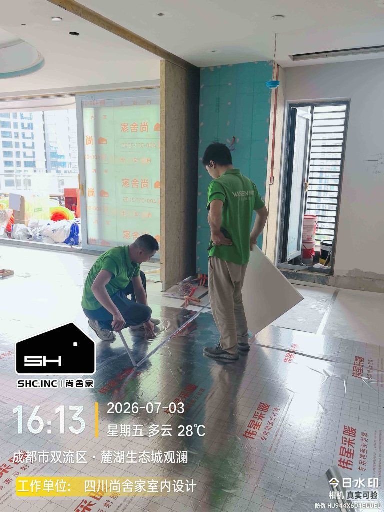 成都麓湖沄岸地暖反射膜铺设施工实拍，搭接处压边处理