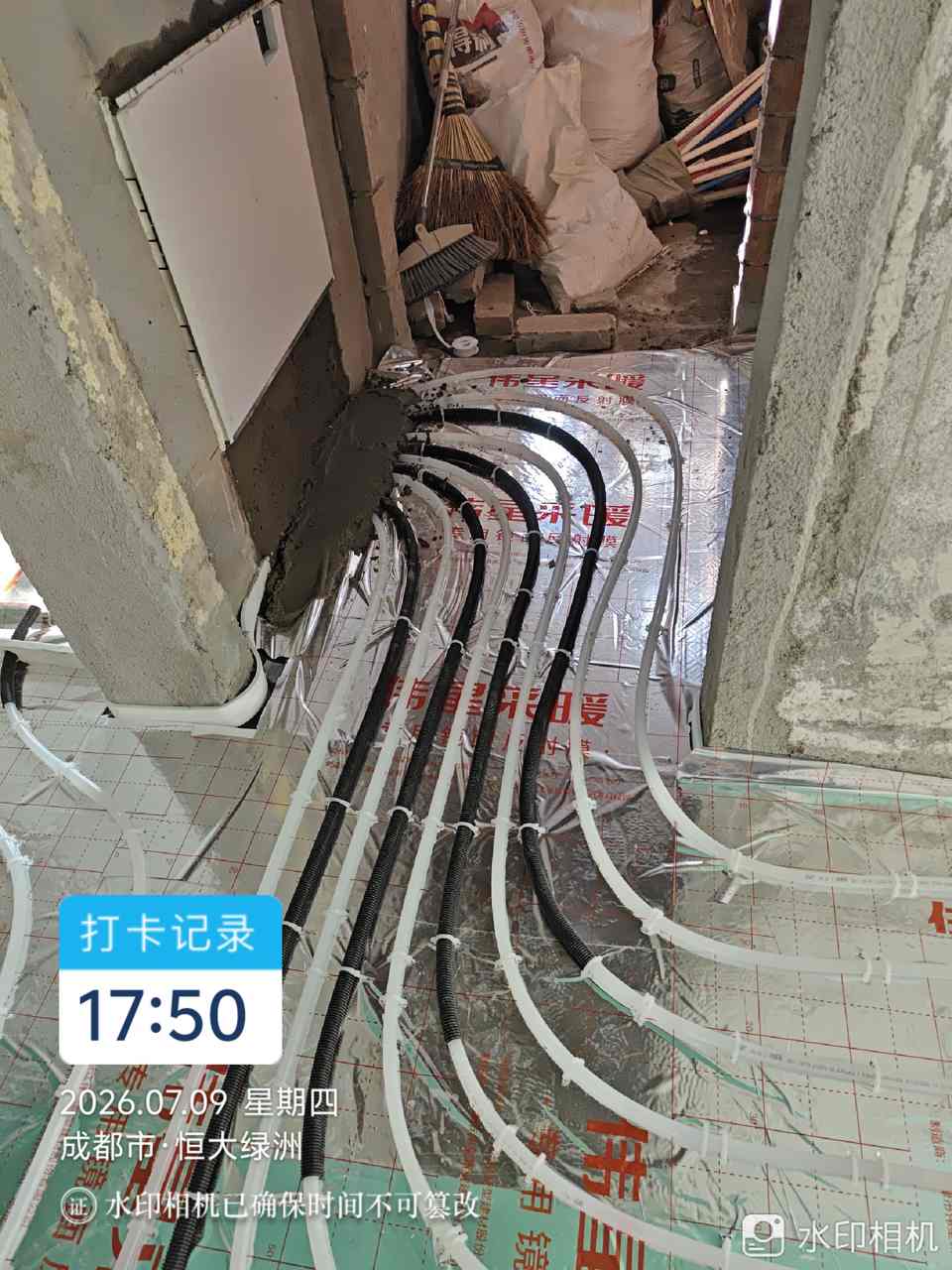 龙泉恒大绿洲105㎡地暖盘管铺设施工实拍 (4)