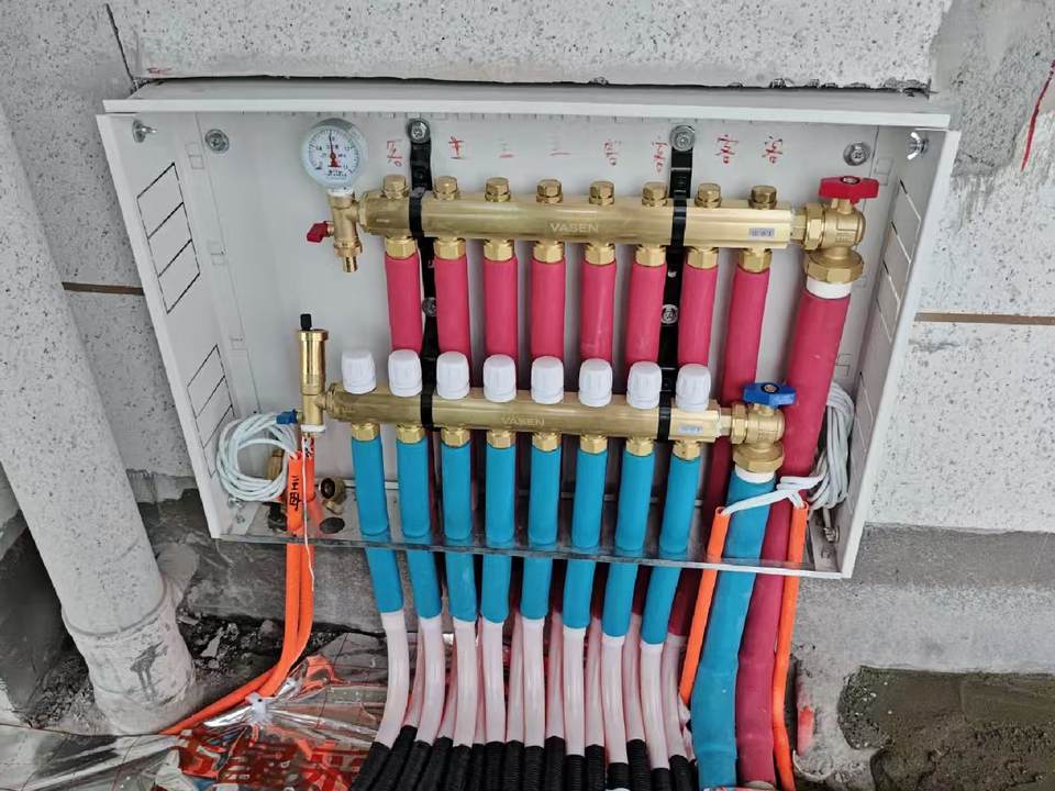 龙泉恒大绿洲-集分水器安装全貌 龙脉暖通精工施工