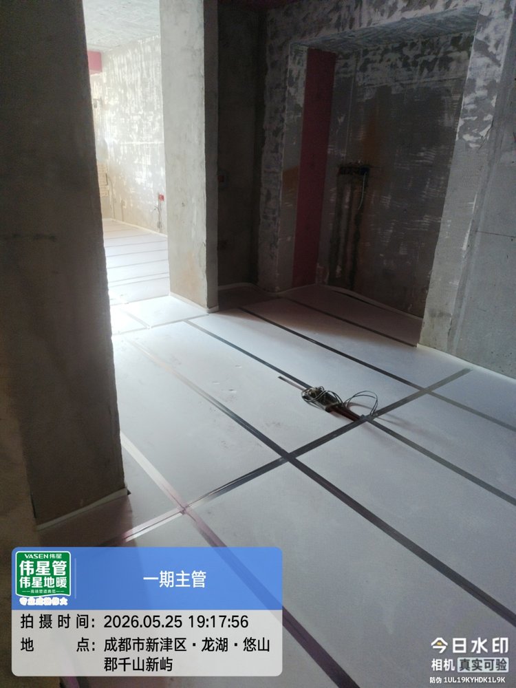 一楼地面铺设好的白色保温板及银色分水器线路网络-12