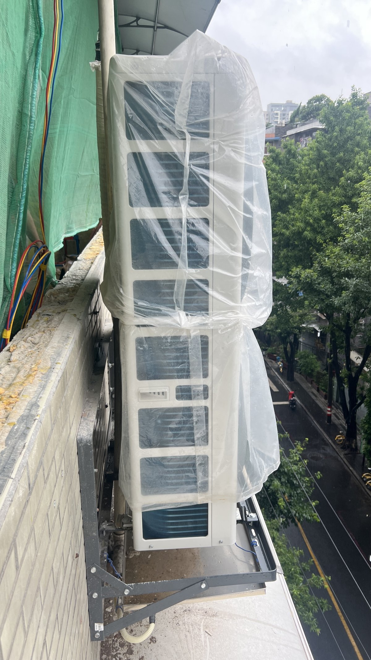 包家巷L老师日立舒享中央空调安装，外机到位