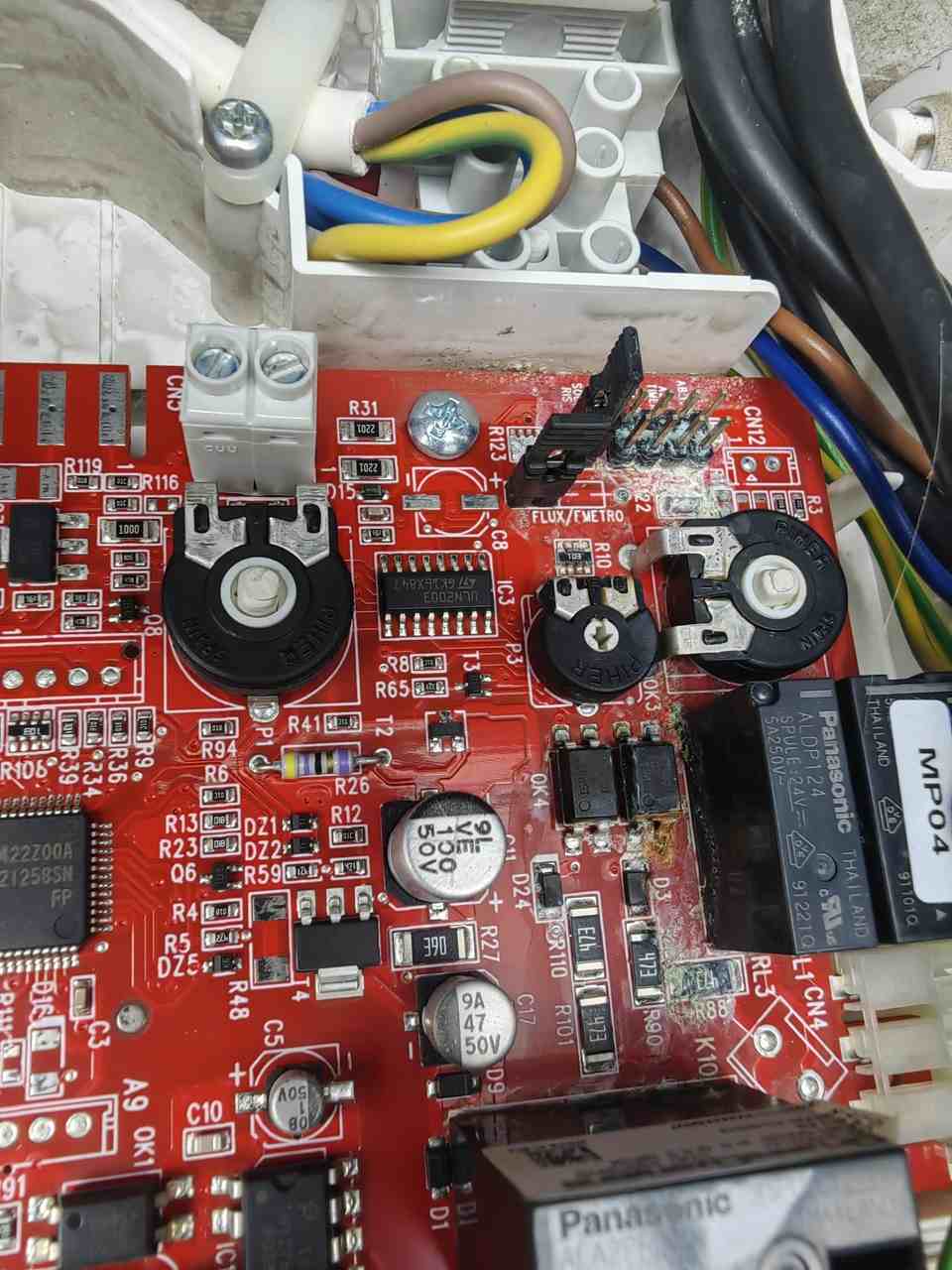长桥郡-电路板故障检查实拍 龙脉暖通售后