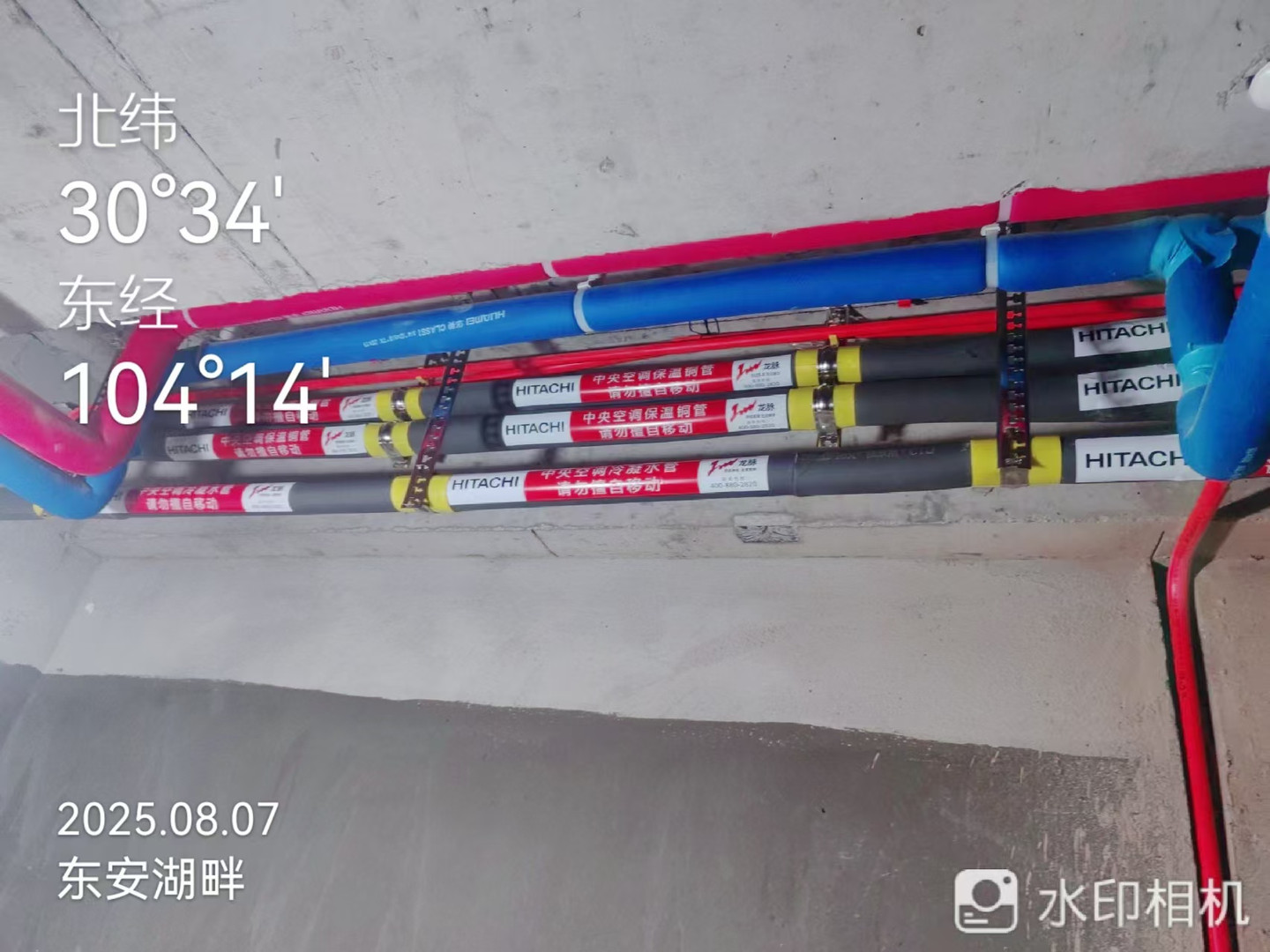 成都龙泉驿区东安湖畔冯女士日立mini140一拖四空调管道铺设安装3实景