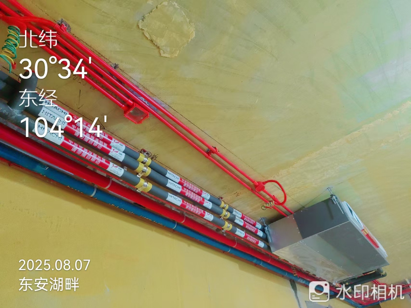 成都龙泉驿区东安湖畔冯女士日立mini140一拖四空调管道铺设安装4实景