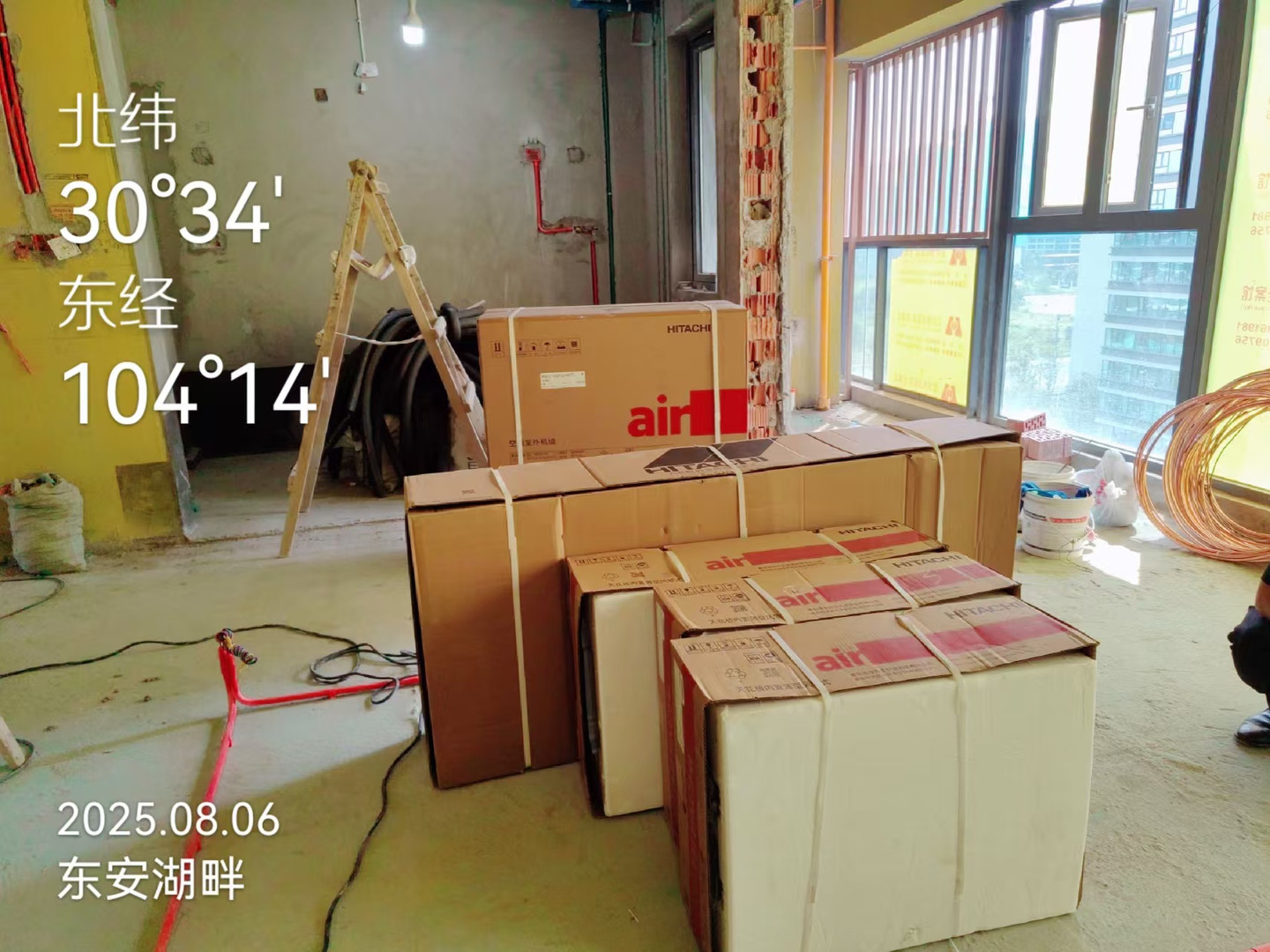 成都龙泉驿区东安湖畔冯女士日立mini140一拖四空调进场实景
