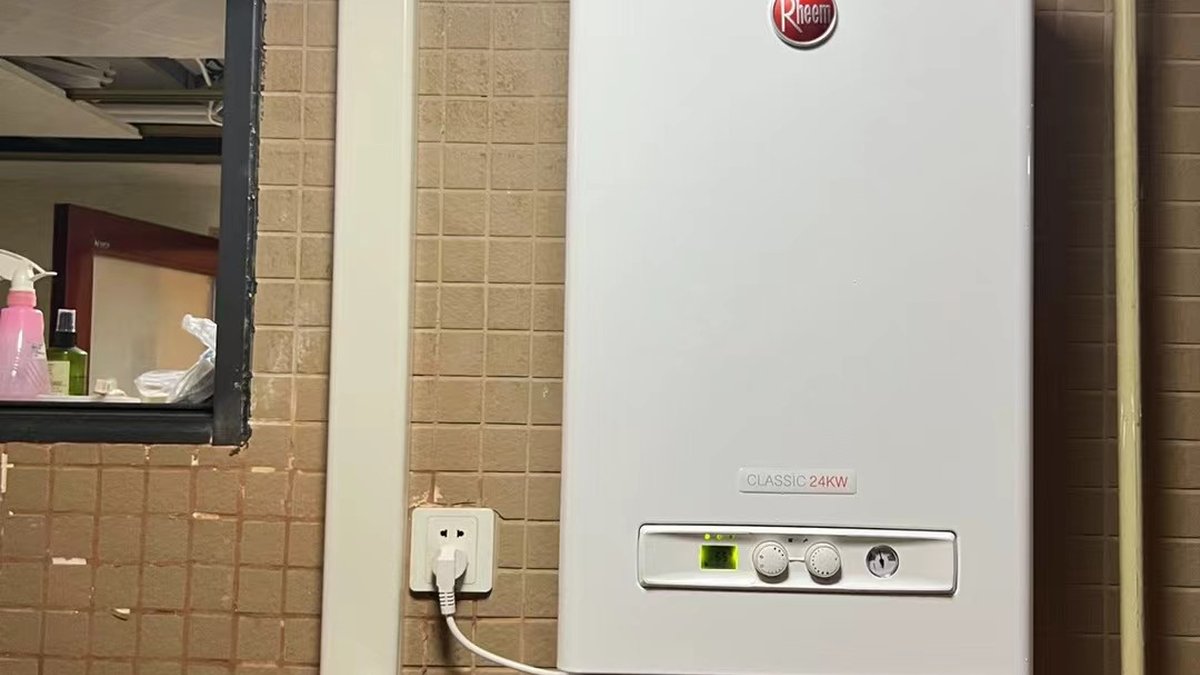 成都市青羊区光华锦苑Z老师明装暖气，锅炉安装照片