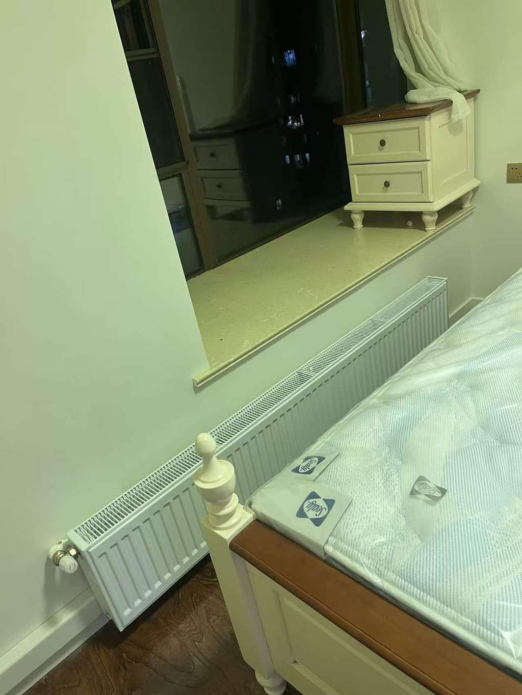 成都锦江区绿地468公馆明装暖气片安装细节实拍