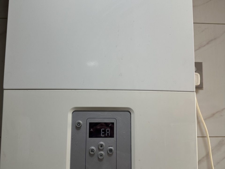 鲁能城博世锅炉燃气压力检查实拍 龙脉暖通售后排查燃气方向