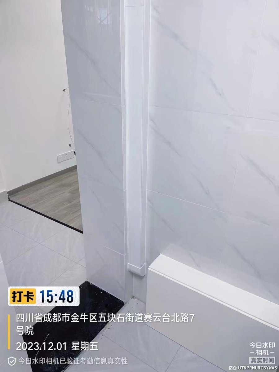 成都金牛区赛云台路L老师明装暖气客厅到卧室处的管路处理细节