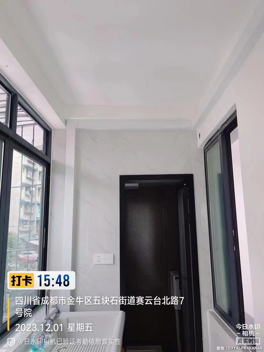 成都金牛区赛云台路L老师明装暖气管路从锅炉出来到阳台的洗手盆走管