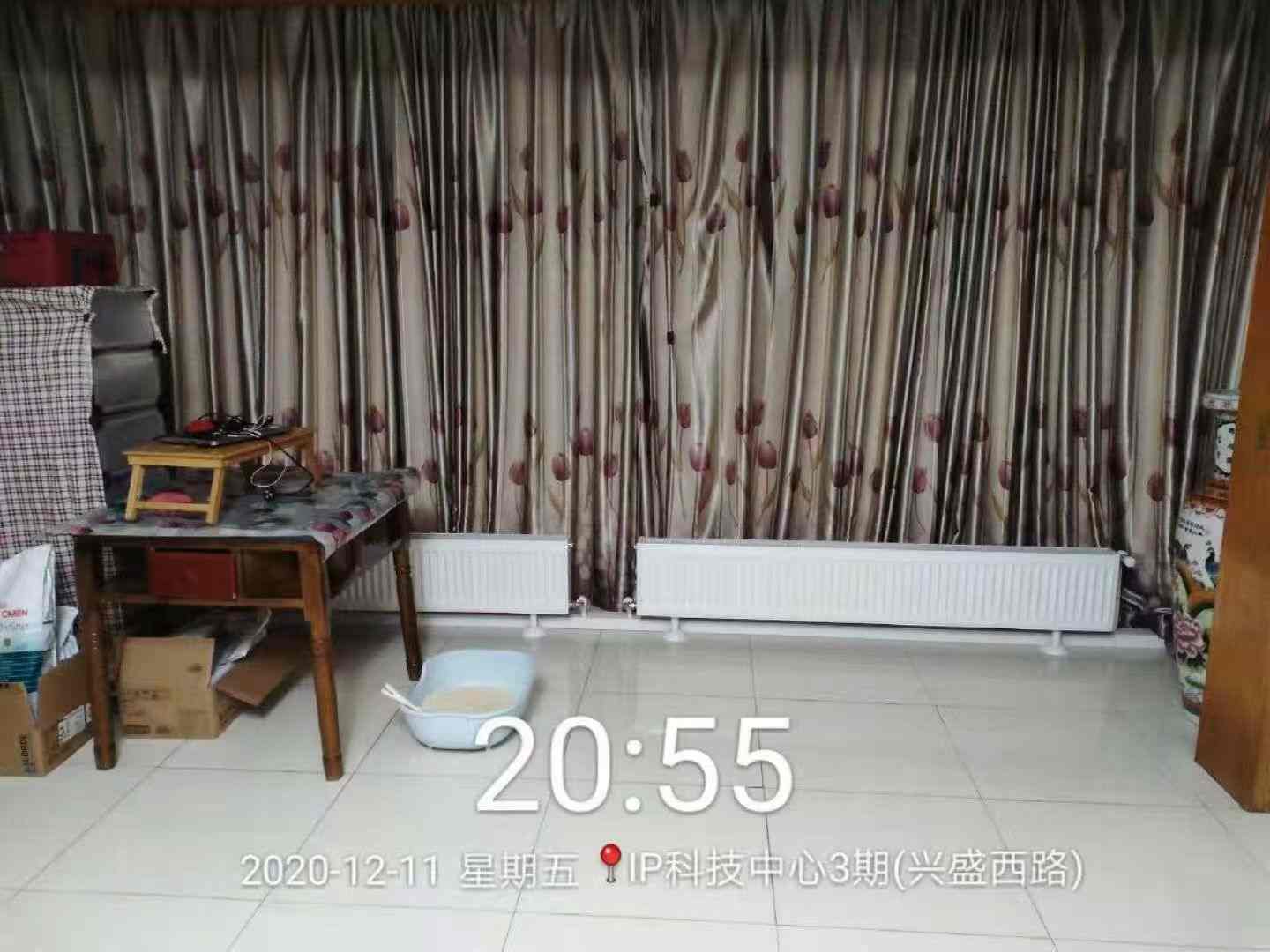 成都市金牛区通力集团宿舍-廖老师-客餐厅明装暖气片安装实景-01