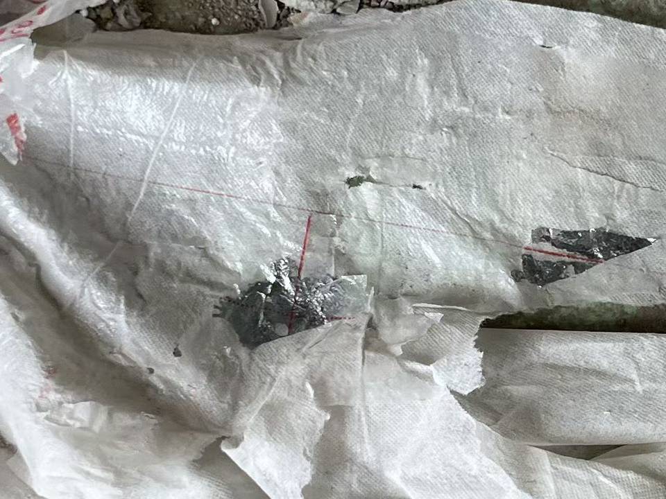 成都西派澜岸地暖拆除现场反射膜化渣01 破损编织袋碎片