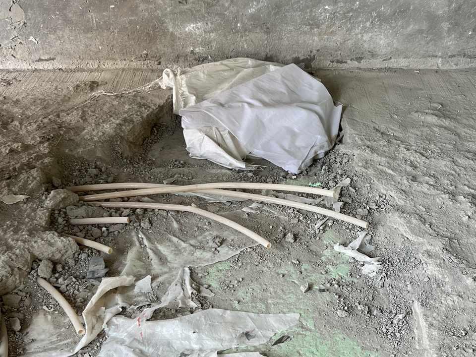 成都西派澜岸地暖拆除现场反射膜化渣02 散落编织袋与管材