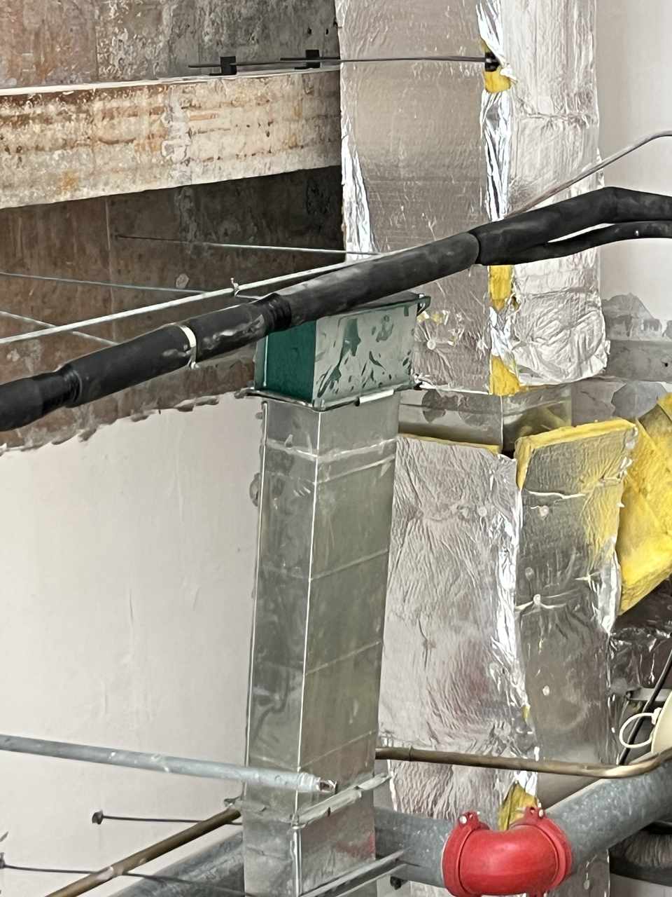 成都西派澜岸约克拆除现场 管线穿墙特写 工装安装