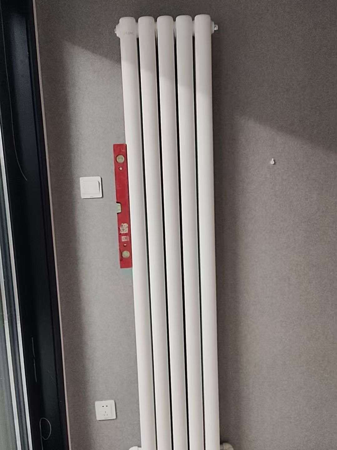 成都市新都区中洲中央公园蓝湖郡-李老师-电脑房明装暖气片安装实景-03