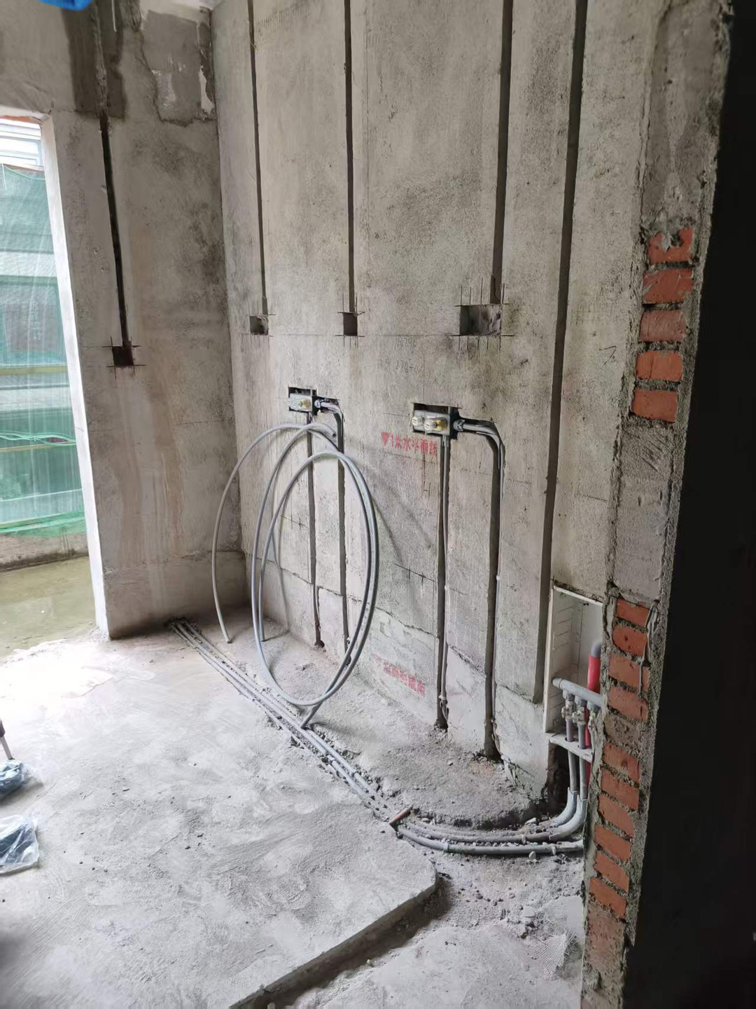 给水点位于墙体预留