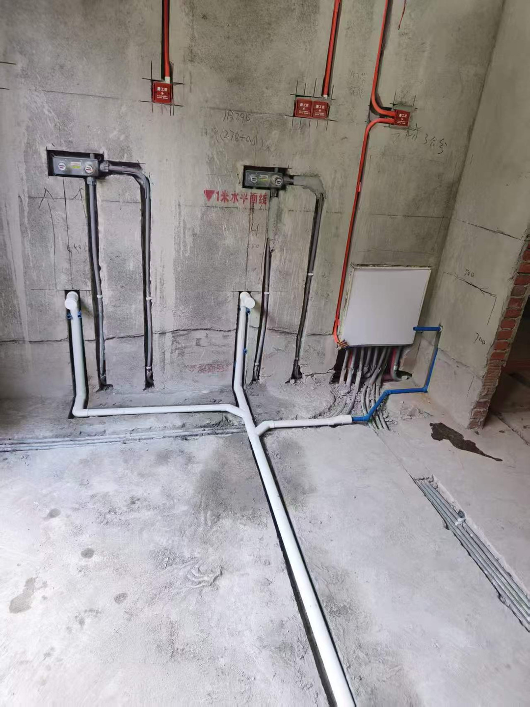 给水主管地面敷设与分集器连接